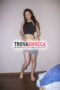 nuova stupenda ragazza orientale giovane e sensuale corpo incantevole. foto vere