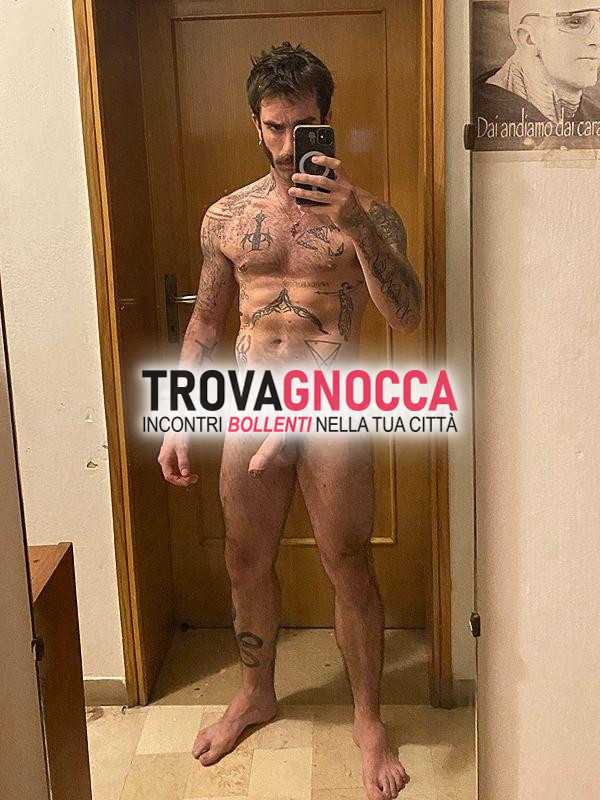 maschio tatuato bolo nel centro guarda immagini