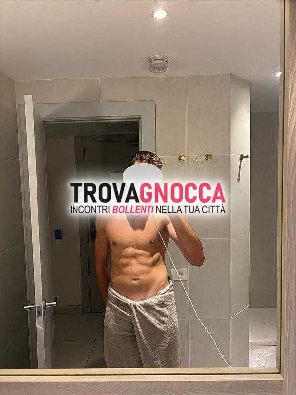 ragazze ecco annuncio voi sono giovane ragazzo biondo 22 anni dotato tutto ciò che può soddisfarvi. raggiungo anche vostra zona momenti indimenticabili