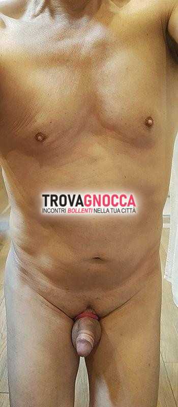 andrea schiavo ubbidiente e minidotato cerca coppia mf autoritaria. È timido ma anche riservato e sottomissivo. padrone maturo molto maturo e ospitale È l’ideale lui.