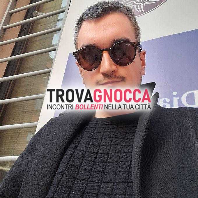 ragazzo porco è alla ricerca donna porca cui vivere momenti intensa passione.