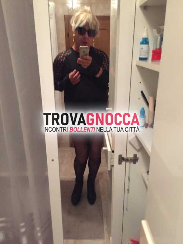 ornella trav porca esibiozionista depravata totalmente depilata pelle profumata donna cerca cazzo possessivo e autoritario