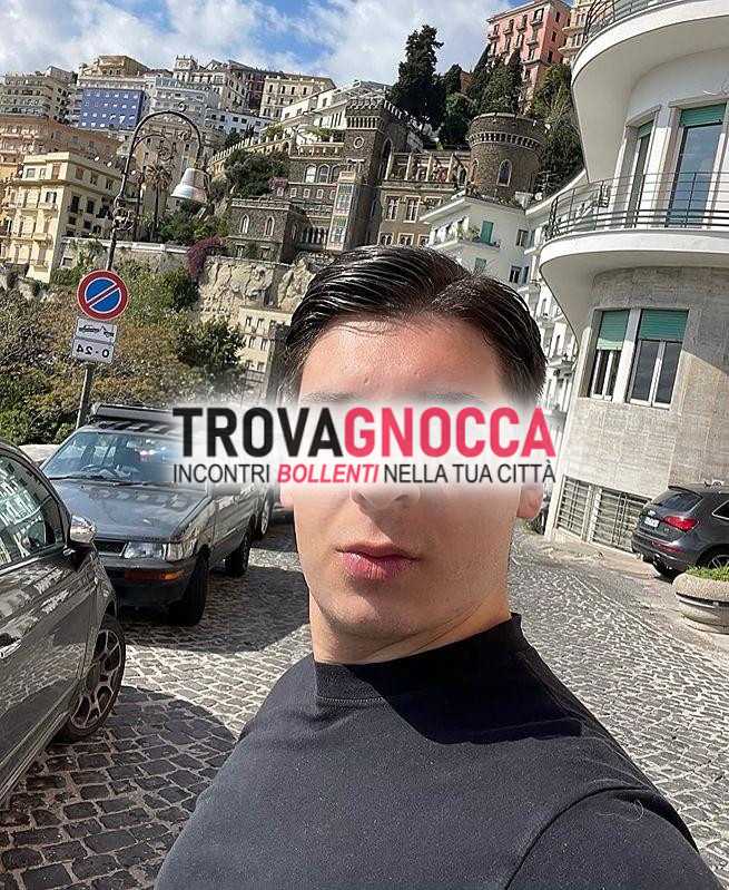giovane uomo etero che raggiungo momenti intimi esclusivi