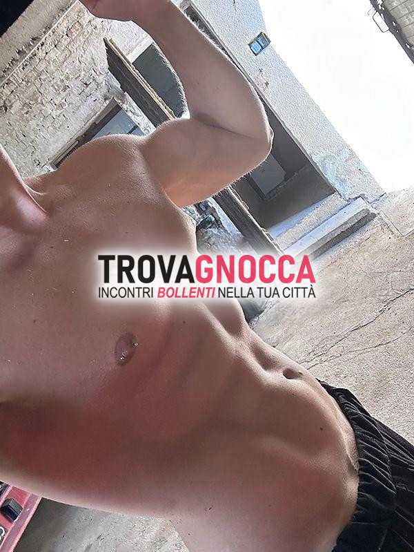 giovane sottomesso cerca coppia osservare momenti passione e sesso travolgente. 🐷