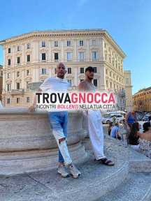 il ragazzo scuro e ragazza chiara.