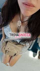 seducente ragazza pronta offrirti dei fantastici handjob indimenticabili