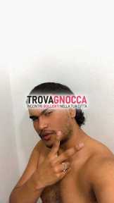 nicolas affascinante giovane si distingue sua versatilità ma spicca nella sua attitudine maschile dominante.