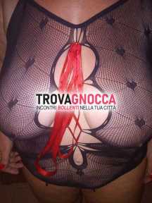 affascinante bionda vogliosa latte pronta soddisfare tuoi desideri più intimi