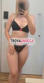solo raggiungo milano marittima e cervia. sono super completa e sempre disponibilissima divertirmi e giocare assieme te 💋 non vedo l'ora incontrarti