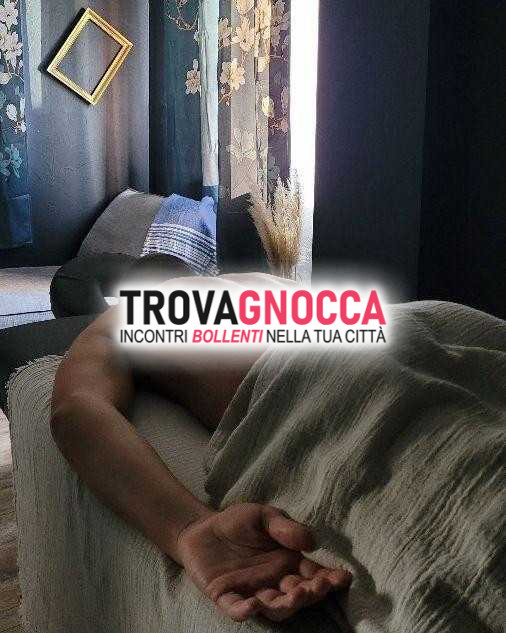 massaggiatore esperto trattamenti dedicati al tuo benessere offre massaggi lettino ambienti eleganti assolutamente puliti e climatizzati. c'è anche possibilità fare doccia rinfrescarsi