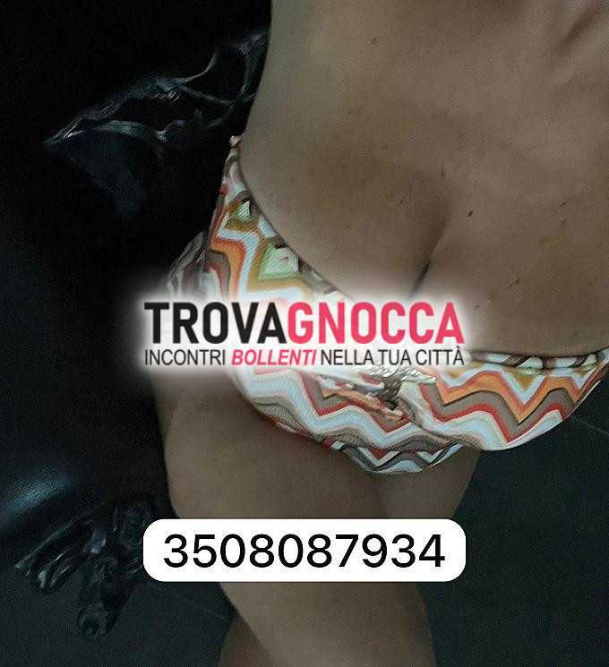 fantastica gnocca napoletana mora sensuale e passionale ti aspetta massaggio corpo corpo esplosivo. esperta nel massaggio prostatico e nel rilassante trattamento dei piedini. non perdere questo momento