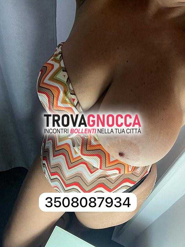 fantastica gnocca napoletana mora sensuale e passionale ti aspetta massaggio corpo corpo esplosivo. esperta nel massaggio prostatico e nel rilassante trattamento dei piedini. non perdere questo momento