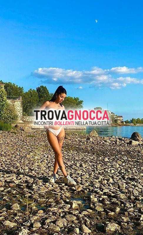 leggete attentamente ho effettivamente 20 anni sono italiana e non accetto stranieri. no perdite tempo sono gallarate cittÀ posso ospitarvi oppure raggiungo.