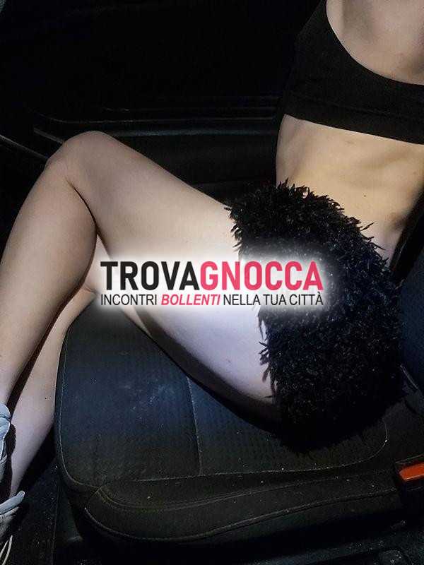 coppia reale esibizionista transito solo serata al mare. cercasi veri voyeur generosi e seri
