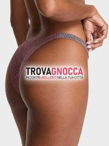 seducente donna pronta offrirti massaggio erotico avvolgente corpo nudo e un’esperienza che include bocchino profondo ingoio.