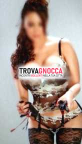 giorgia bellissima italiana mora mediterranea classe superiore è tour torino.
