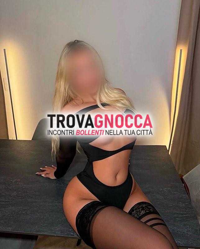 incantevole bionda dalla figura statuaria4ta.di seno autentico spettacolo visivo