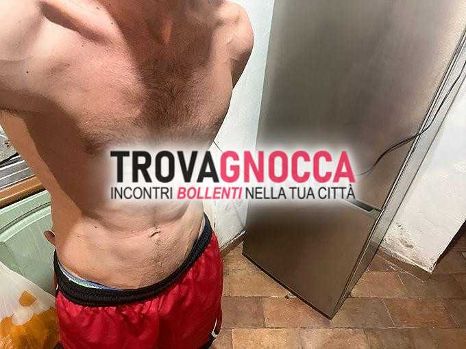 affascinante ragazzo è cerca compagnia femminile. dopo due chiacchiere e calice vino ci sarà spazio molto più.