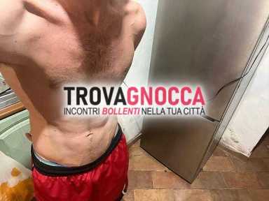 affascinante ragazzo è cerca compagnia femminile. dopo due chiacchiere e calice vino ci sarà spazio molto più.
