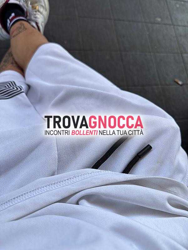 cerco milf o ragazza cui divertirsi e abbandonarsi trasgressioni audaci.