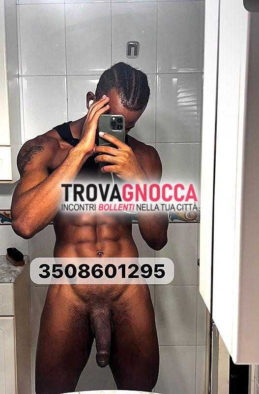 sono max affascinante latino visita italia pronto scoprire momenti puro divertimento