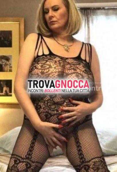 splendida giovane donna eccezionale e professionale massaggiatrice esperta sul futon