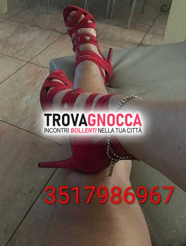 italiana adorabili piedi offre pioggia dorata e massaggio prostatico percorsi rieducativi sensuali.