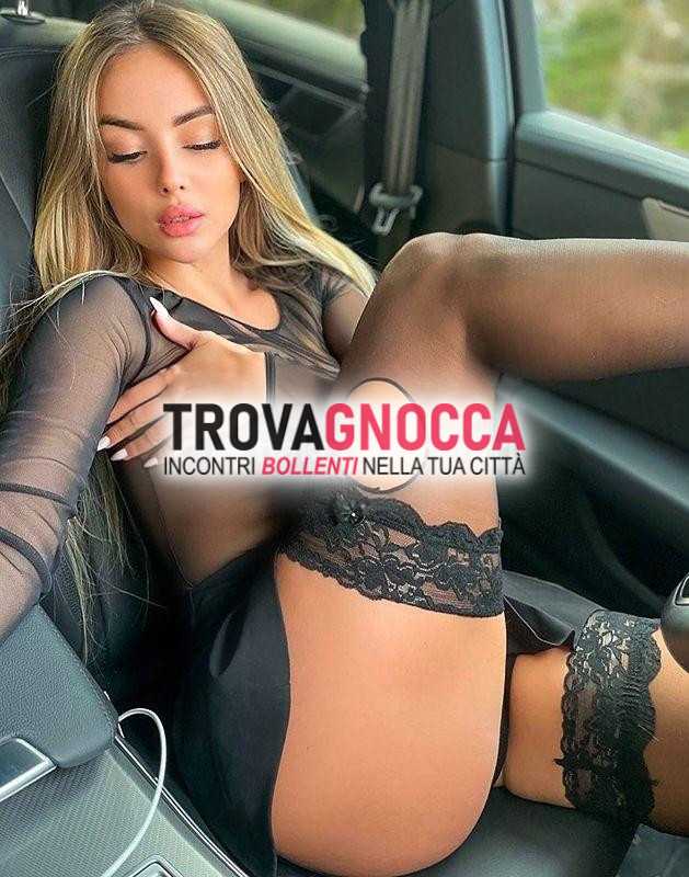 melisse È appena arrivata citta studi e non È mai stata vista prima questo luogo 🎀 incantevole e sexy ha bocca calda🫦 e vagina stretta tre bucchi aperti.