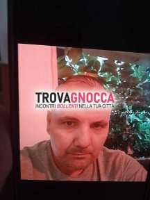 sono solitario cerca coppie cui condividere esperienze piccanti mi diverte esplorare e godere momenti intimi lei.