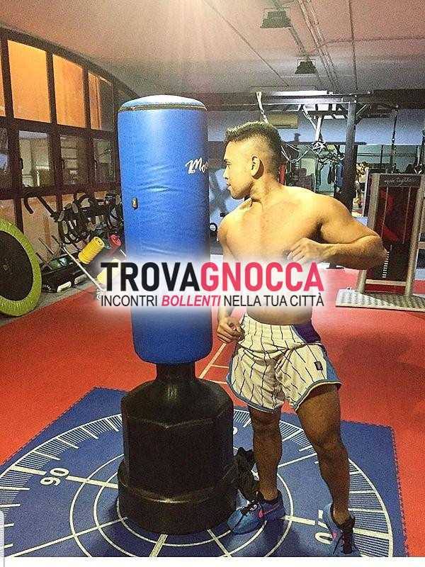affascinante ragazzo maschile versatile cerca nuove esperienze