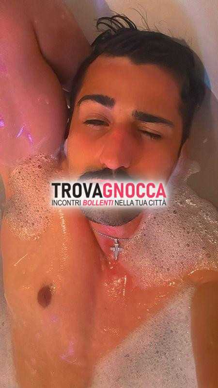 giovane latino grosso minchia pronto offrirti un'esperienza indimenticabile e appagante 🍆💦