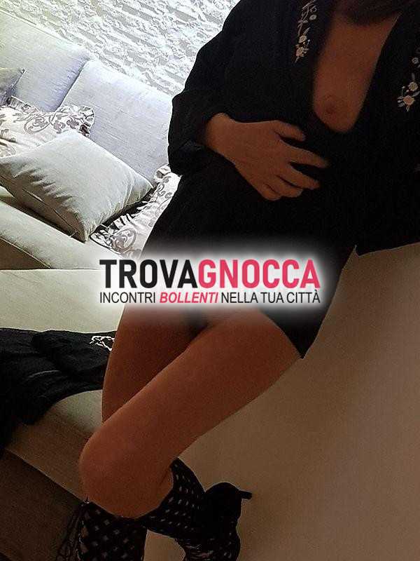 donna matura napoletana 45 anni bocca carnosa e foto reali cerca incontro riservato. offre seno naturale e ambiente tranquillo momenti intimità. si prega contattare solo persone serie no anonimi e no perditempo.