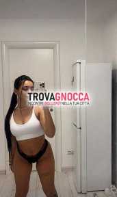 giovane italiana pronta scatenare tua fantasia bocchino completo ingoio e lato b che non dimenticherai