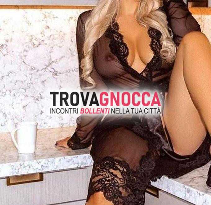 bionda sensuale sesta seno naturale. piazza armerina