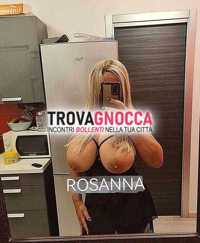 a boccetta baci appassionati bocca mentre mio lato b stretto vuole essere chiavato e toccato ovunque. puoi leccare mia patatina bagnata.