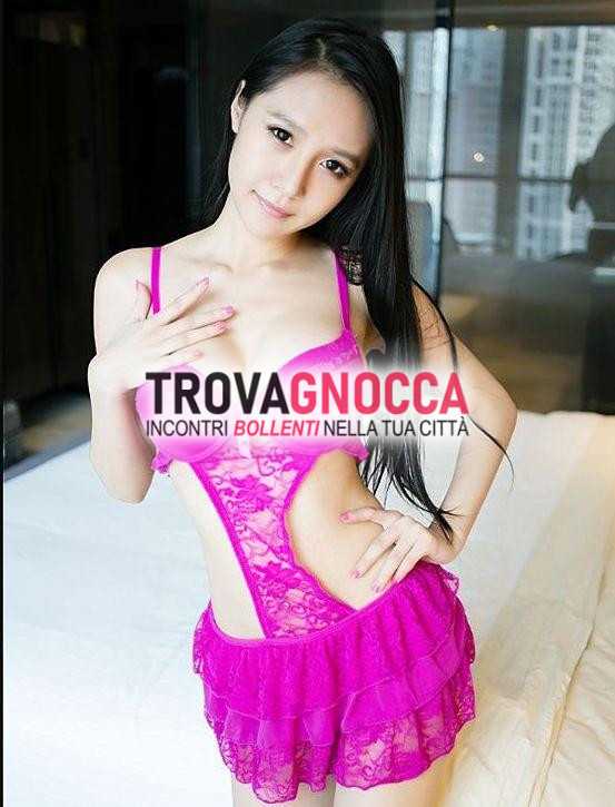 ragazza orientale piccolina 22 anni zoccoletta che ama ciucciare 🍭con mia calda bocca e godere mentre vengo 🍭leccata 👅fino sentirmi bagnata.