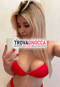 bambolina incantevole bionda slanciata sederino piccolo e tonico occhi chiari e volto delizioso. pelle chiara. vero capolavoro