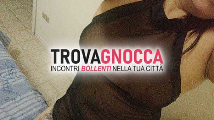 coppia italiana. mogliettina esplorare e condividere desidera sperimentare piaceri intensi.