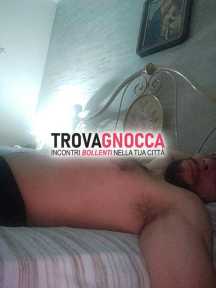 neo cinquantenne xl seduto garage seminudo giovane ragazza curiosa