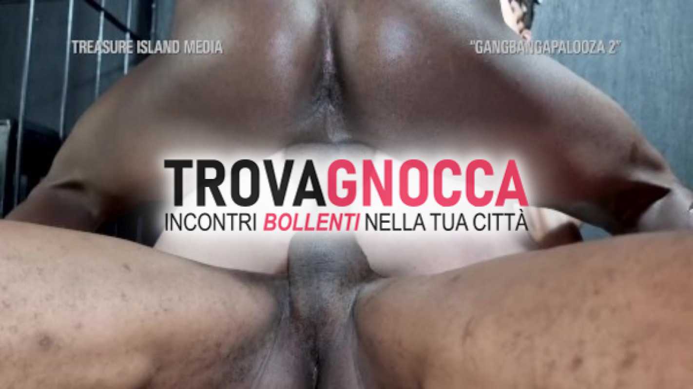uomo cerca uomo
