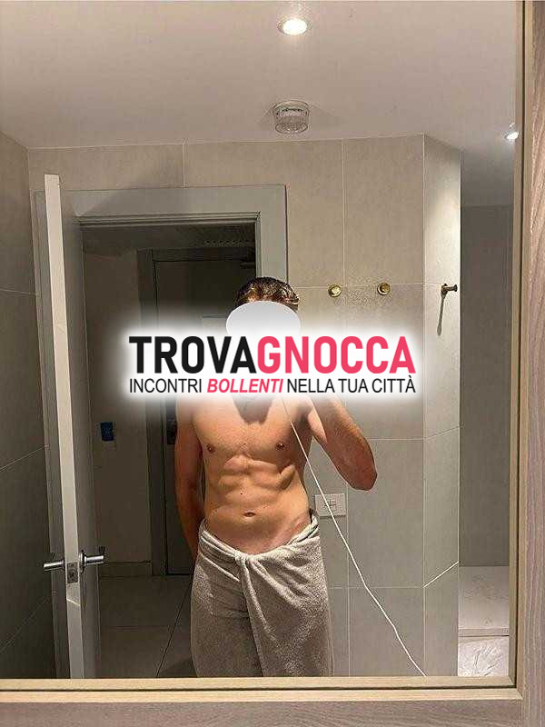 giovane biondo 22 anni è qui realizzare tutte vostre fantasie più sfrenate. scrivetemi belle ninfomani che desiderano divertirsi e vivere nuove esperienze