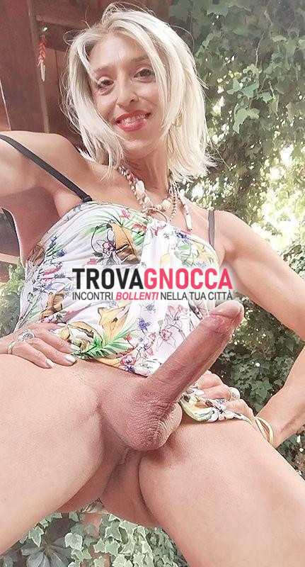 la transessuale bazooka è desiderosa esplodere piacere.