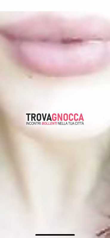 giovane effeminata ingoia