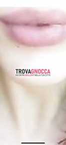 giovane effeminata ingoia