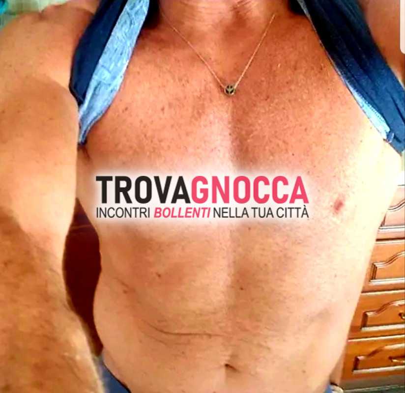ospito adesso ragazzi carini ben messi 
no passivi 
no robusti 
no mercenari 
max riservatezza e pulizia
