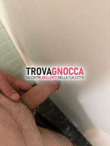 giovane ragazzo disposizione milf e coppie cerca un'avventura indimenticabile
