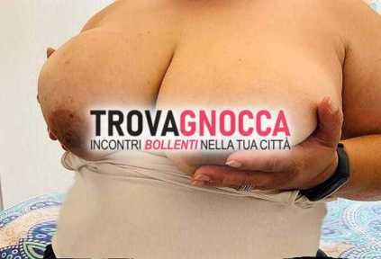 sono naomi donna seducente curve generose e décolleté esplosivo.