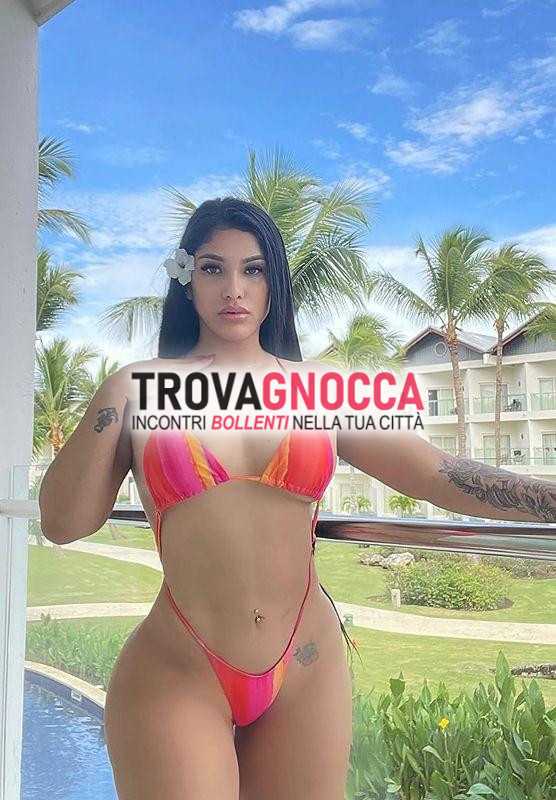 paula lópez donna curvy e generosa nelle forme.