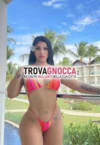 paula lópez donna curvy e generosa nelle forme.