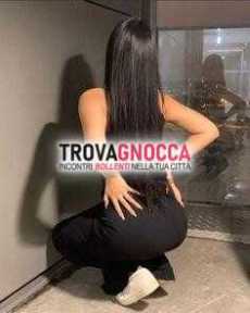 napoletana fresca e affascinante zona rosa ragazza vogliosa divertirsi